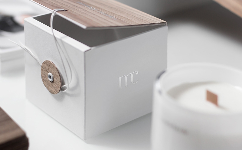 蠟燭包裝設計靈感來源于木芯，天然的紋理與純白色的搭配