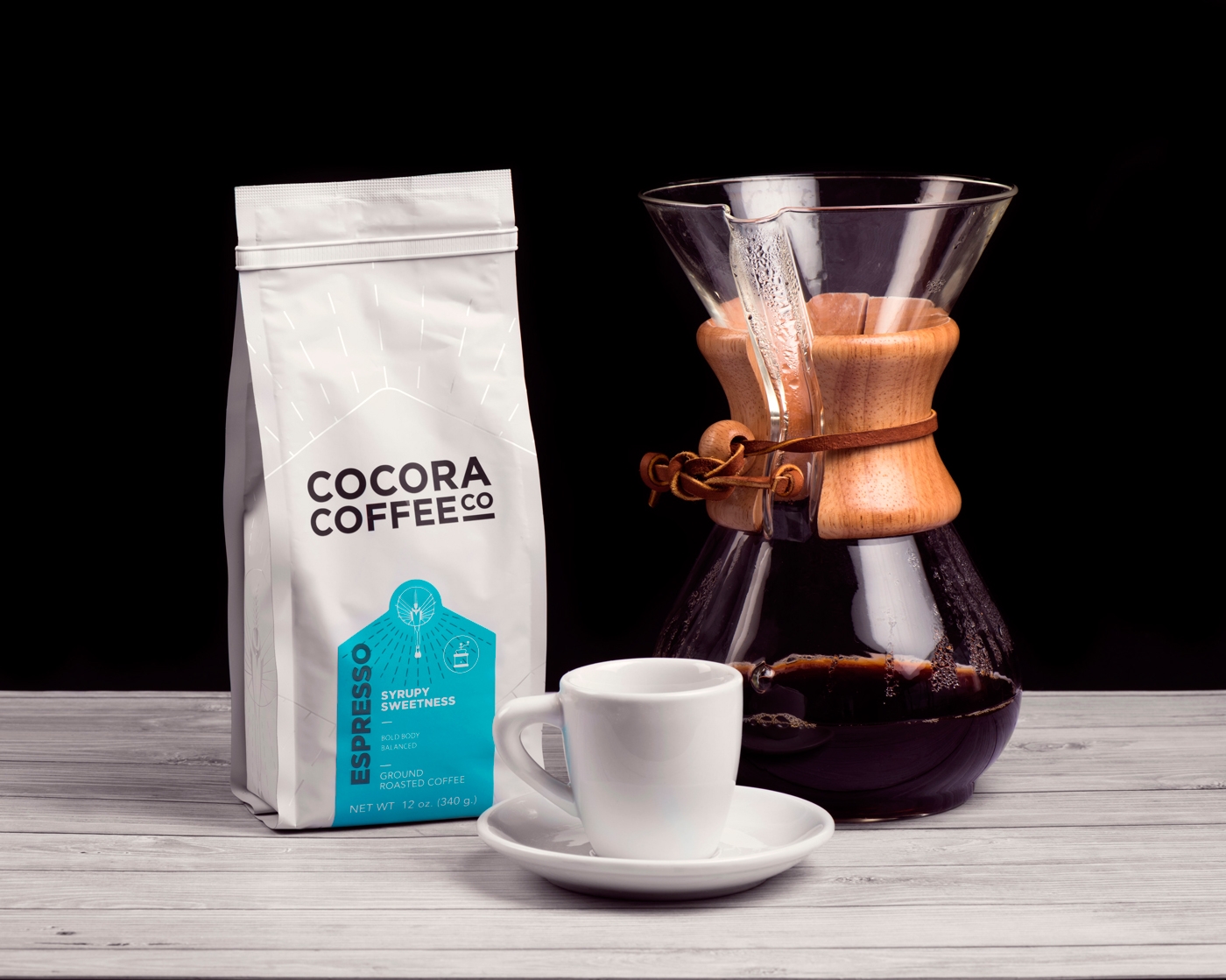 為一個咖啡杯，一個街角咖啡店，做整體的品牌包裝設計