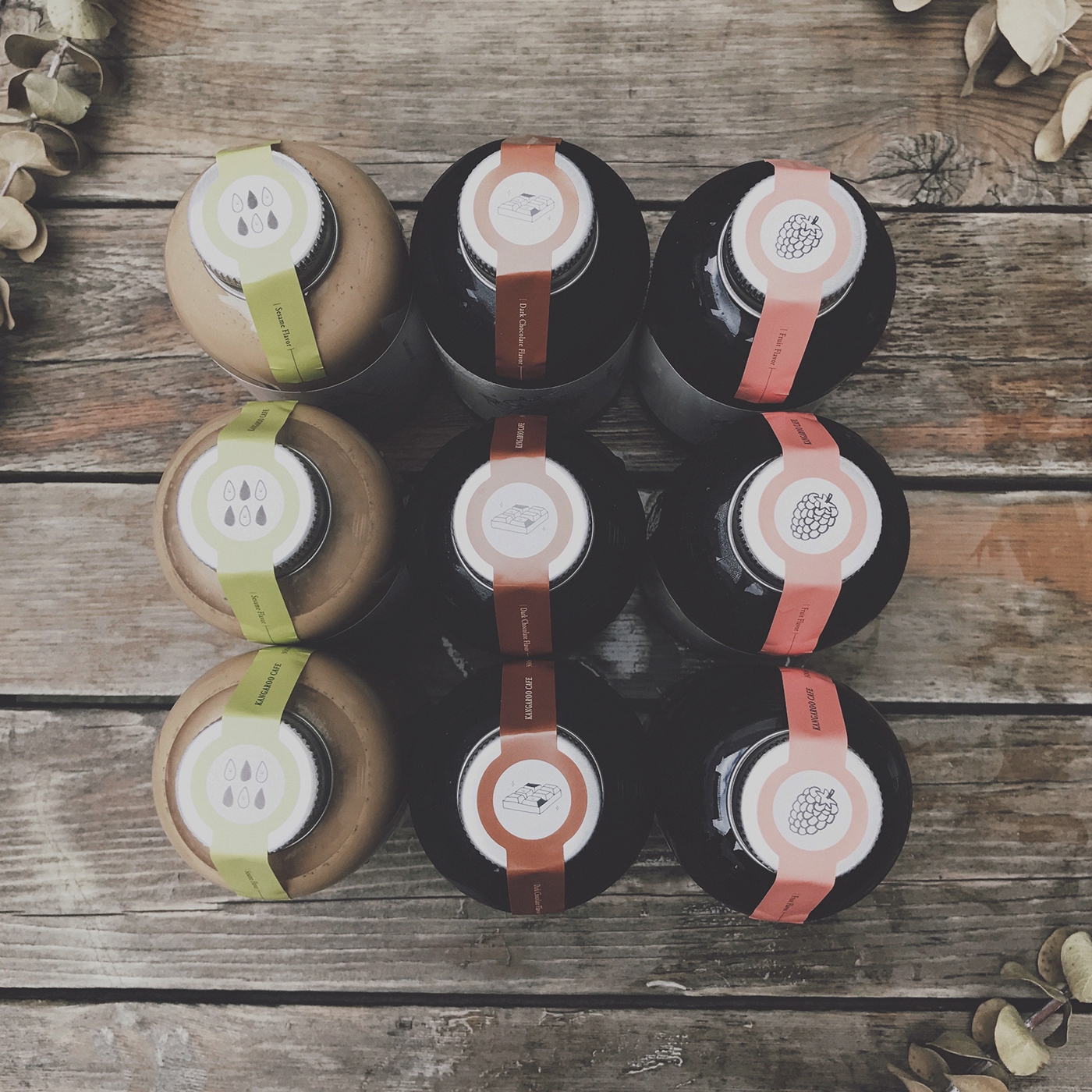 黑巧克力、水果風味、芝麻歐蕾三種不同的咖啡包裝設計